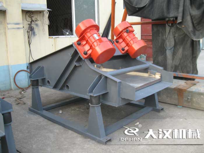 礦用振動(dòng)篩采用優(yōu)質(zhì)的錳鋼材質(zhì)，主要特點(diǎn)就耐磨性強(qiáng)，對(duì)于礦用振動(dòng)篩來(lái)說(shuō)其，耐磨性是非常重要的。