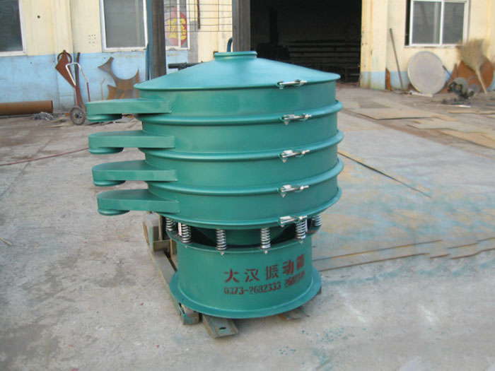 直徑1000型振動篩除了有碳鋼材質(zhì)其還有不銹鋼+碳鋼，以及全不銹鋼的選擇，用戶可根據(jù)用戶物料的性質(zhì)不同可進(jìn)行選擇。